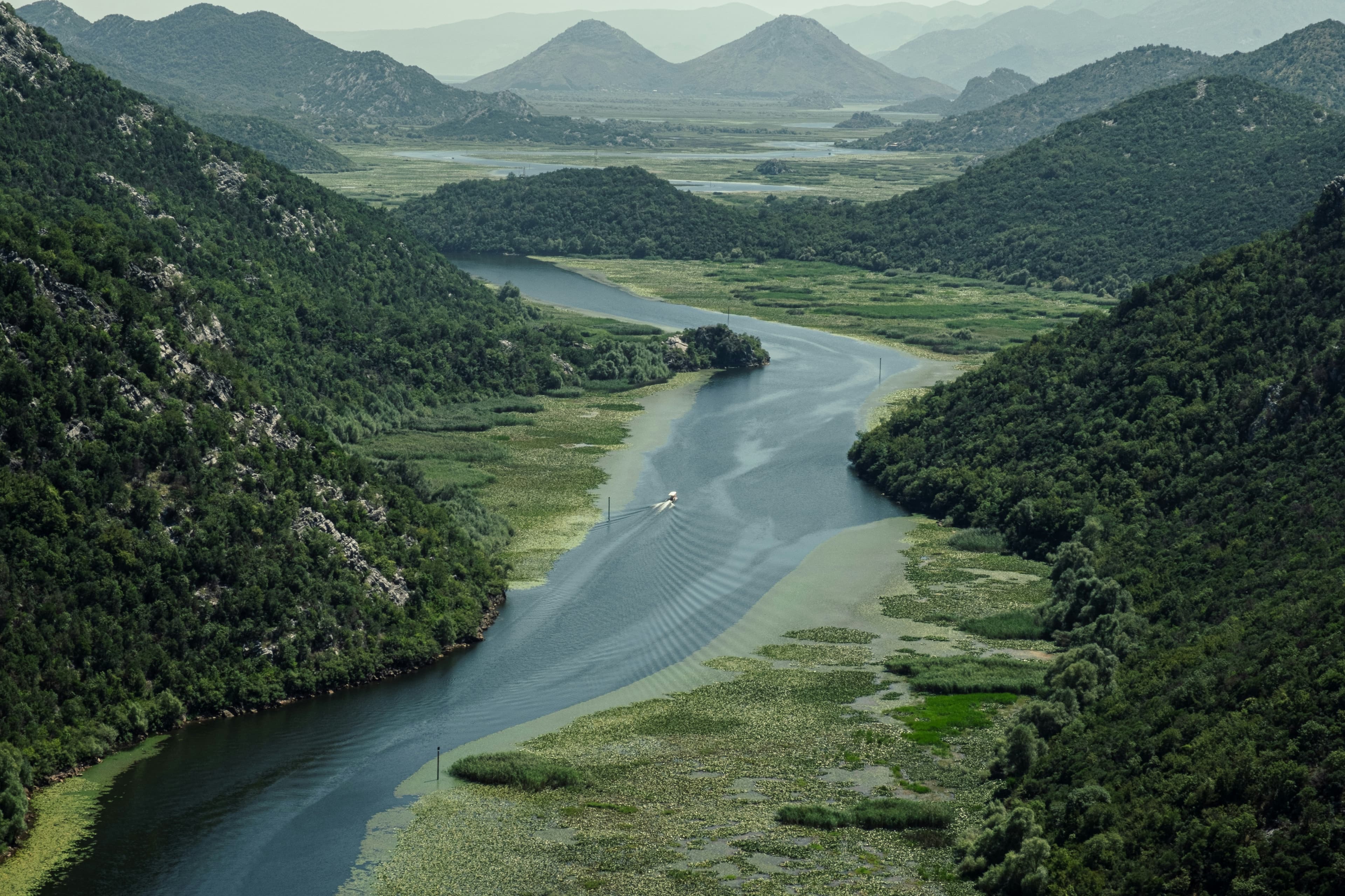 Pogled na Skadarsko jezero i plovni put kroz planine